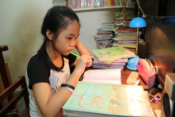Học sinh ôn bài ở nhà (Ảnh: tuoitre.vn).