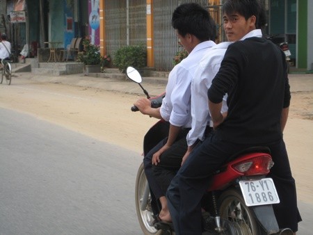 Học sinh đi xe máy, chở 3 không đội mũ bảo hiểm ở Quảng Ngãi (Ảnh: Hồng Long).