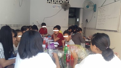 Bên trong lớp học thêm chui ở Bình Tân vừa bị phát hiện. Ảnh Phương Linh