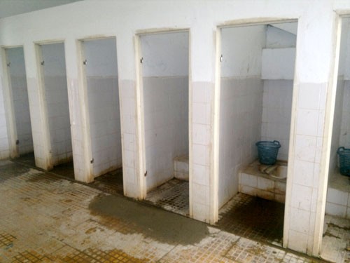Một nhà vệ sinh bẩn ở trường học (Ảnh: giadinh.net.vn).