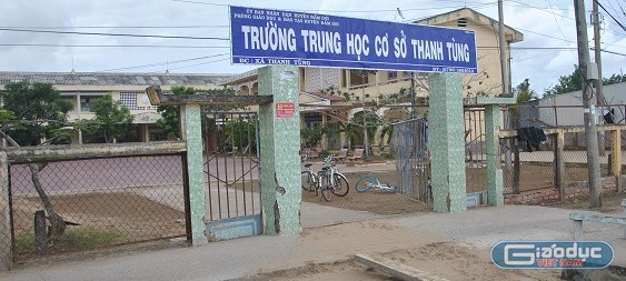 Trường Trung học Cơ sở Thanh Tùng với mặt bằng sân chưa được tu sửa, xây mới (Ảnh: Trúc Linh).