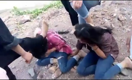 2 nữ sinh Trung học Cơ sở ở Nghệ An bị 6 nữ sinh khác đánh hội đồng, quay clip rồi đưa lên mạng xã hội (Ảnh: thanhnien.vn).