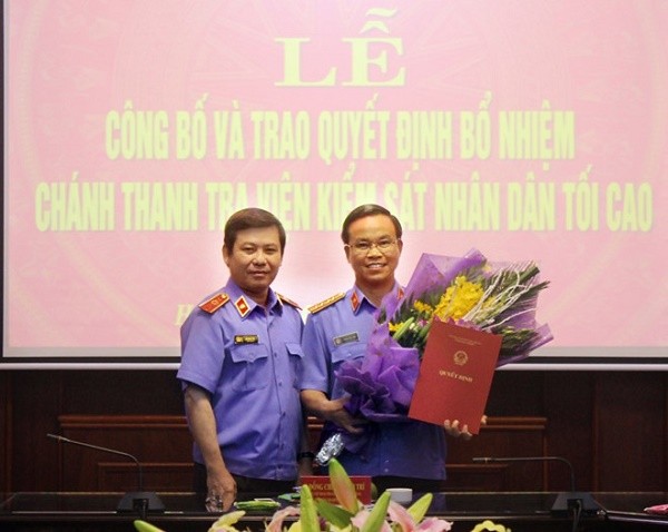 Ông Lê Minh Trí, Ủy viên Trung ương Đảng, Viện trưởng Viện Kiểm sát Nhân dân tối cao trao Quyết định cho ông Phan Văn Tâm.