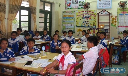32 em học sinh lớp 5A1 trường Tiểu học Thạch Châu (Hà Tĩnh) đã nộp đủ số tiền 822.000đ/ em để mua bộ sách thử nghiệm VNEN và vở.