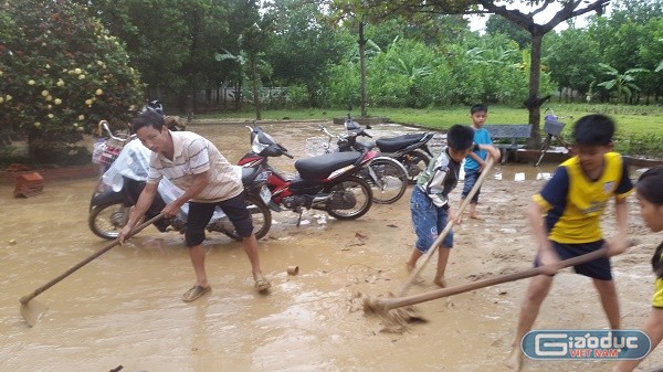 Phụ huynh, học sinh dọn bùn sân trường sau nước rút!