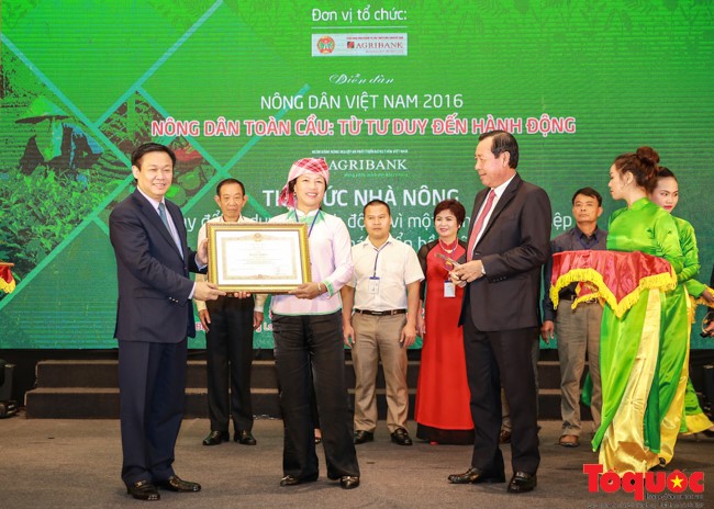 Phó Thủ tướng Vương Đình Huệ trao bằng khen của Thủ tướng Chính phủ cho các nông dân xuất sắc.