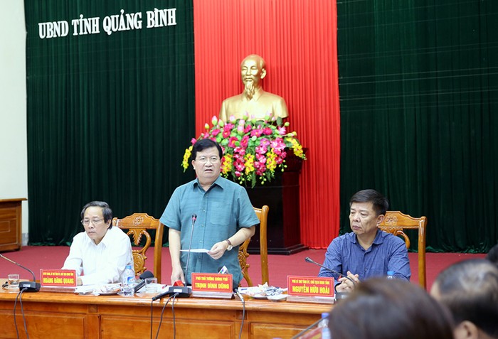 Phó Thủ tướng Trịnh Đình Dũng chủ trì cuộc họp ngay trong đêm 15/10 với lãnh đạo tỉnh Quảng Bình về các biện pháp khắc phục hậu quả mưa lũ.