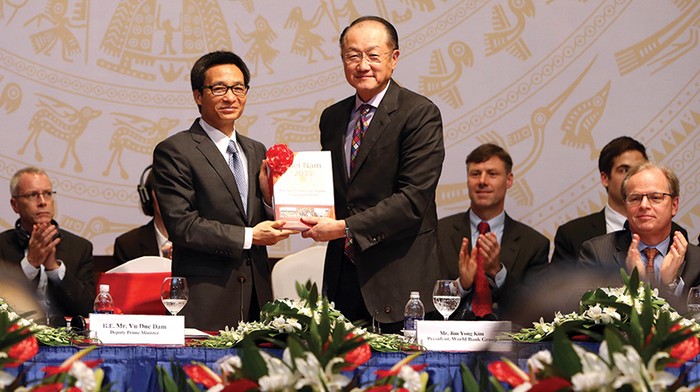 Phó thủ tướng Vũ Đức Đam, Trưởng ban chỉ đạo xây dựng Báo cáo Việt Nam 2035 (bên trái) và ông Jim Yong Kim, Chủ tịch WB công bố Báo cáo Việt Nam 2035 (Ảnh: Báo Đầu tư).