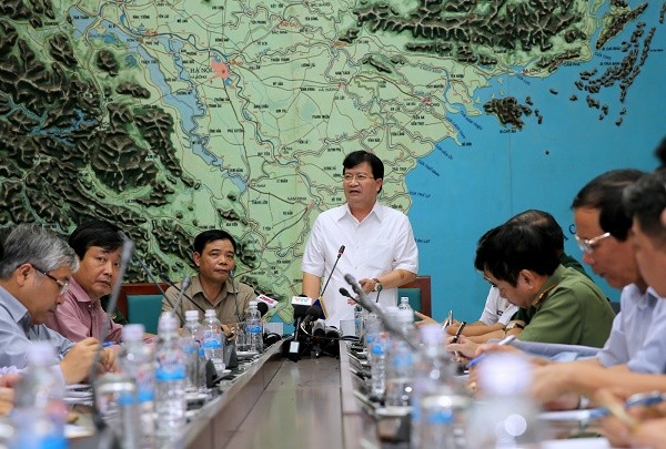 Phó Thủ tướng Trịnh Đình Dũng yêu cầu các địa phương ven biển, đặc biệt là các tỉnh miền Trung khẩn trương chuẩn bị ứng phó với bão, khắc phục hậu quả lũ lụt với ưu tiên cao nhất là đảm bảo an toàn cho người dân.