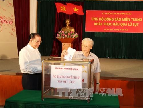 Tổng Bí thư Nguyễn Phú Trọng và nguyên Tổng Bí thư Nông Đức Mạnh quyên góp ủng hộ đồng bào miền Trung.
