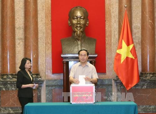 Chủ tịch nước Trần Đại Quang và Phó Chủ tịch nước Đặng Thị Ngọc Thịnh quyên góp ủng hộ đồng bào miền Trung.