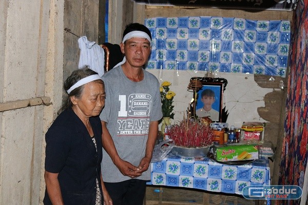 Bà Đinh Thị Liên (bà nội) bị mù lòa, anh Nguyễn Văn Hùng (bố) bên bàn thờ con Nguyễn Văn Hải.