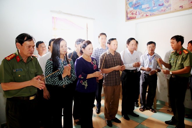 Phu Nhân Chủ tịch nước Trần Đại Quang thăm gia đình cháu bé bị lũ cuốn trôi tại xã Hưng Trung, huyện Hưng Nguyên.