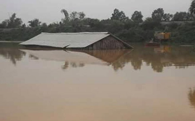 Các xã ở huyện Hương Khê (Hà Tĩnh) bị nước lũ chia cắt.