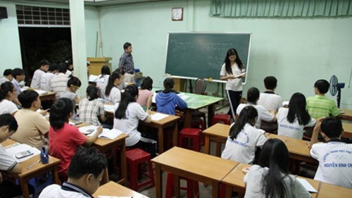 Một lớp dạy thêm bên ngoài tại thành phố Hồ Chí Minh (Ảnh: tuoitre.vn).