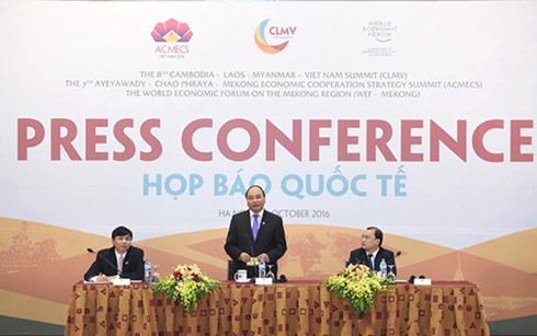 Thủ tướng Nguyễn Xuân Phúc chủ trì cuộc họp báo quốc tế.