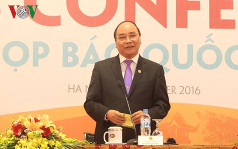 Thủ tướng Nguyễn Xuân Phúc phát biểu tại họp báo.
