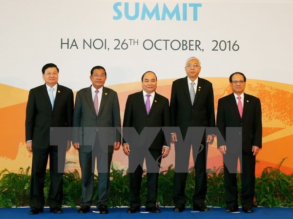 Thủ tướng Nguyễn Xuân Phúc chụp ảnh chung với các Trưởng đoàn.