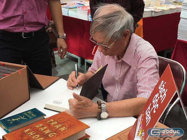 Nhà văn Hoàng Quốc Hải – tác giả của bộ tiểu thuyết lịch sử “Bão táp thời Trần” ký tặng tại buổi khai mạc Hội sách Mùa thu 2016.Tổng quan các sự kiện diễn ra tại Hội sách Mùa thu 2016