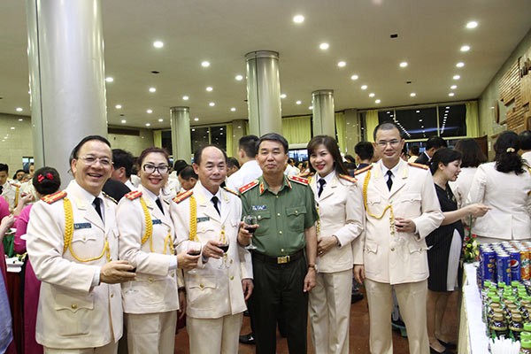 Trung tướng Trần Bá Thiều, Tổng cục trưởng Tổng cục Chính trị Công an Nhân dân với cán bộ, phóng viên Báo Công an Nhân dân.