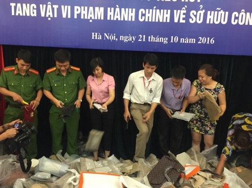 Hàng giả, hàng nhái bị tiêu hủy ở Bộ Khoa học và Công nghệ (Ảnh: vietnamnet.vn).