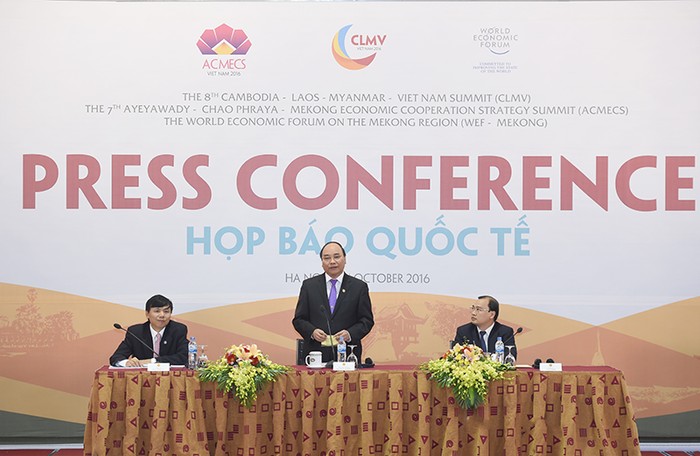 Thủ tướng Nguyễn Xuân Phúc chủ trì cuộc họp báo quốc tế về kết quả các Hội nghị ACMECS, CLMV, WEF-Mekong.