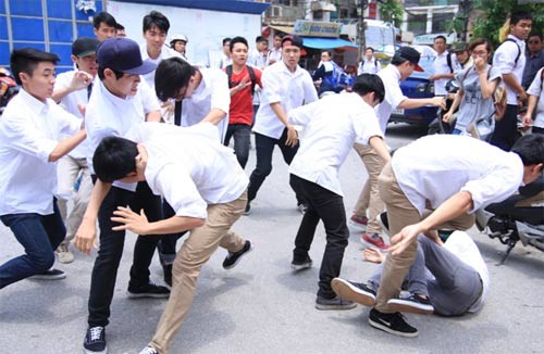 Học sinh đánh nhau (Ảnh: tienphong.vn).