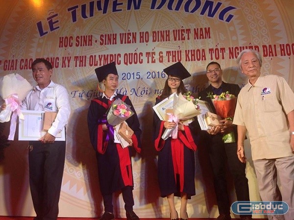 Lễ tuyên dương học sinh – sinh viên đạt giải cao của dòng họ Đinh tổ chức sáng 5/11 (Dung Phương).