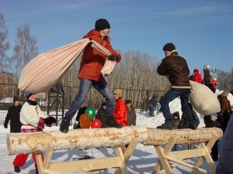 Tomsk là một thành phố nằm trên sông Tom ở phía tây nam của Vùng liên bang Siberi, cách thủ đô Matxcơva hơn 3.600km về phía đông. Đây là một trong những thị trấn lâu đời và rất đặc trưng của xứ sở bạch dương và tuyết trắng. Đối với du học sinh Việt Nam, Tomsk được biết đến như “thành phố sinh viên”, “thành phố công nghiệp” của nước Nga. ẢNH: Du học sinh Việt với trò chơi đánh nhau trên cầu gỗ