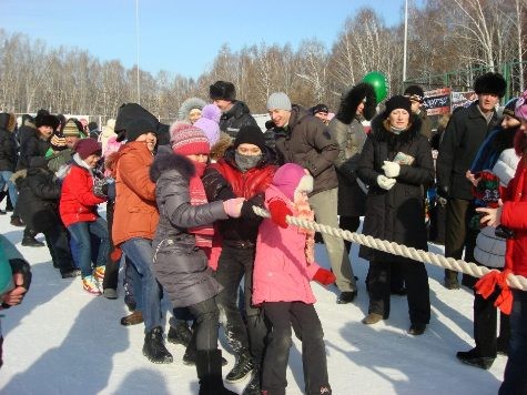 Vào chủ nhật của tuần cuối cùng của tháng 2, tại sân vận động phía Nam, chính quyền thành phố Tomsk đã tổ chức ngày lễ đón mùa xuân với sự tham gia của hàng ngàn người dân. Hòa chung trong không khí náo nhiệt đó, những du học sinh Việt Nam ở đây đã có những hoạt động vui chơi và từ thiện ý nghĩa . ẢNH: Những nụ cười khi tham gia kéo co.