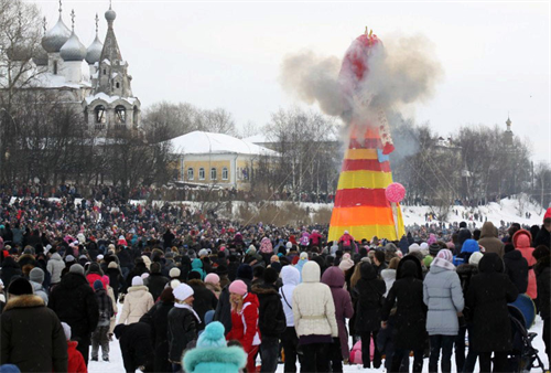 Điểm nhấn trong lễ hội là chú chim lửa bằng gỗ và rơm cao 11 mét, ngùn ngụt bốc khói từ lúc chập tối. Năm nay ban tổ chức lễ hội đã quyết định thay hình nộm người rơm bằng một chú chim lửa, tượng trưng cho điềm lành và sự cao quý trong truyện cổ tích Nga.