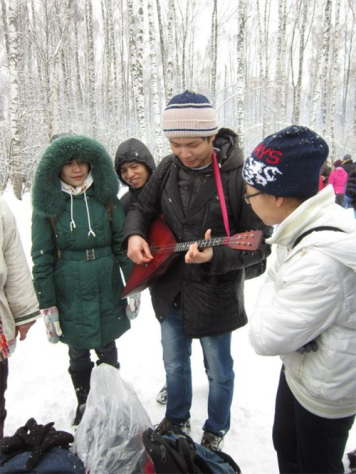 Các bạn sinh viên trường Đại học sinh học ứng dụng Moskva (thường được gọi một cách ngộ nghĩnh là trường Bơ Sữa) tham dự Ngày hội tiễn mùa đông mang đậm chất dân gian của một làng quê Nga ở vùng ngoại ô. Bạn trẻ Việt nam thử đàn ba-la-lai-ca