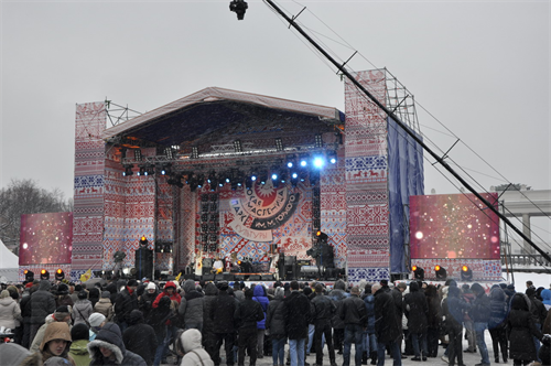Trong nội đô thành phố Moskva,lễ hội được tổ chức tại 3 điểm: Quảng trường Đỏ, Quảng trường Trafangar (Luân Đôn) và công viên Văn hóa Gorki. Nhiều du học sinh các trường đã tự tìm đến trung tâm Lễ hội tiễn mùa đông tại công viên văn hóa Gorki. Sân khấu tại công viên Văn hóa Gorki - nơi diễn ra cầu truyền hình Moskva-Luân Đôn