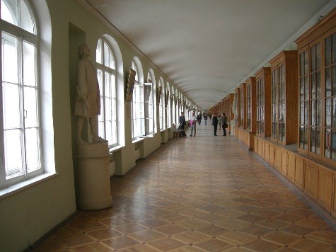 Hành lang tòa nhà chính chứa sách dài gần 1000 mét Là một trong những hành lang hàn lâm dài nhất thế giới.