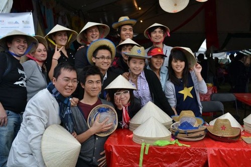 Võ Xuân Hoài cùng du học sinh Việt tổ chức quảng bá văn hóa Việt Nam tại Lễ hội báo Nhân dân (Pháp).