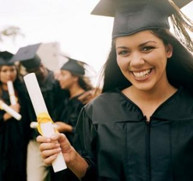 Nụ cười rạng rỡ trong lễ tốt nghiệp (ảnh minh họa)