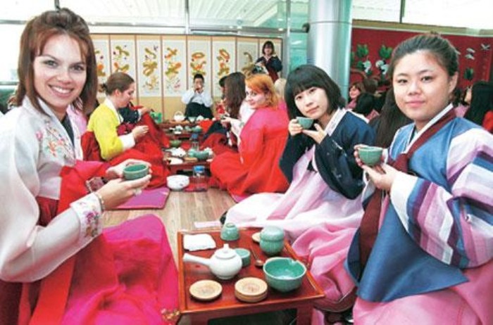 Du học sinh quốc tế trong trang phục truyền thống Hàn Quốc ( ảnh minh họa)