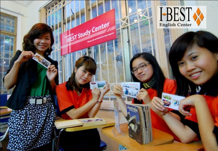 Cô giáo Như Ngọc (áo xanh) hướng dẫn các bạn phương pháp học hiệu quả tại thư viện IBEST