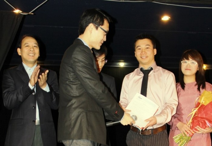 Chủ tịch UEVF - Hoàng Năng Thắng trao quyết định công nhận chi hội chính thức cho chủ tịch AEViVal Vũ Minh Thắng