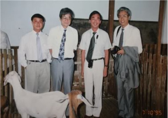 Từ trái sang phải, Nguyễn Văn Thuận, GS. Kato, TS. Tanaka, GS. Mayama trong chuyến thăm Đại học Nông Lâm năm 1995. Đây là những người bắc cầu nối cho sinh viên Việt Nam đầu tiên đến học tập tại Đại học Kobe.