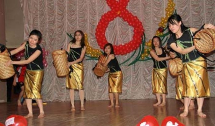 Tiết mục múa dân tộc của các bạn sinh viên trường Học viện Lâm nghiệp