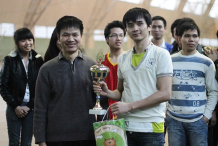 Trưởng đoàn học viên quân sự Nguyễn Văn Thinh (trái) trao cúp cho đội vô địch