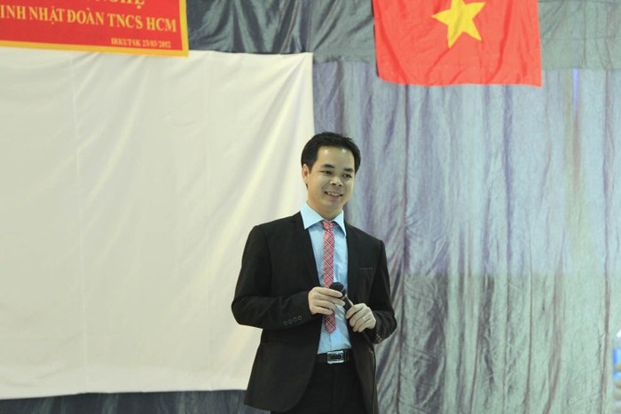 Tiết mục đơn ca thể hiện bởi Văn Chiến đến từ chi đoàn NCS.