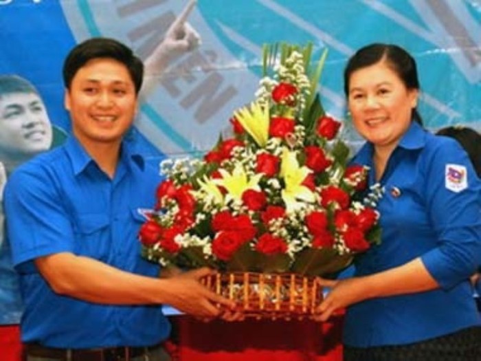 Ban bí thư Trung ương Đoàn TNCM Lào tặng hoa chúc mừng.(Ảnh: Hoàng Chương/Vietnam+)