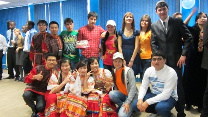 Sinh viên Việt trẻ trung, năng động chụp ảnh lưu niệm cùng bạn bè quốc tế và giáo viên