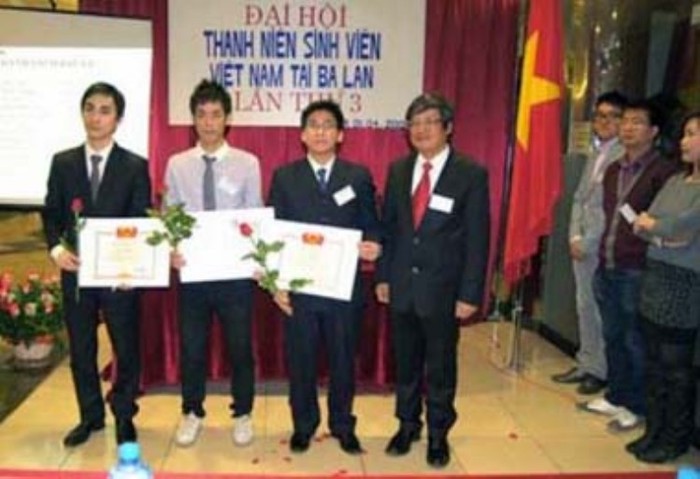 Đại sứ Nguyễn Hoằng tặng giấy khen của ĐSQ cho BCH khóa cũ