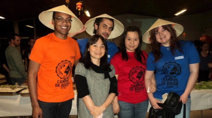 Các bạn sinh viên quốc tế với chiếc nón lá Việt Nam - Ảnh: Lâm Văn Triển