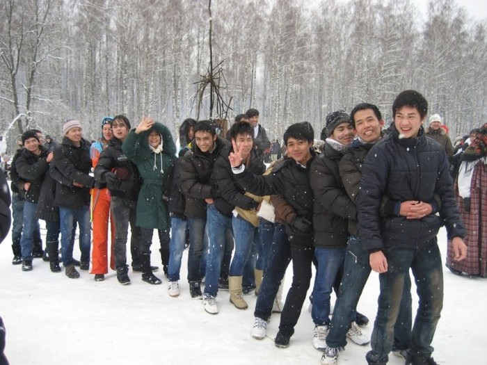 Lễ tiễn mùa đông ( cả trường vào rừng).