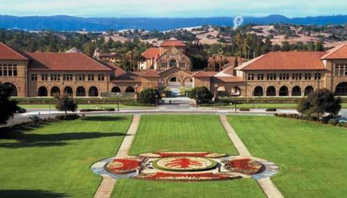 Đại học Stanford nằm trong hệ thống các trường đại học tư thục thuộc bang California. Hệ thống thư viện của Stanford bao gồm Thư viện Xanh, Thư viện Kỹ thuật số và 14 thư viện chuyên ngành khác, hiện đang lưu trữ hơn 8 triệu quyển sách, hỗ trợ thông tin cho học viên ở mọi lĩnh vực có liên quan đến chương trình đào tạo của trường.