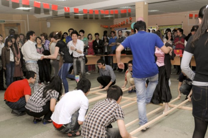 Trò chơi nhảy sạp thu hút được đông đảo người tham gia